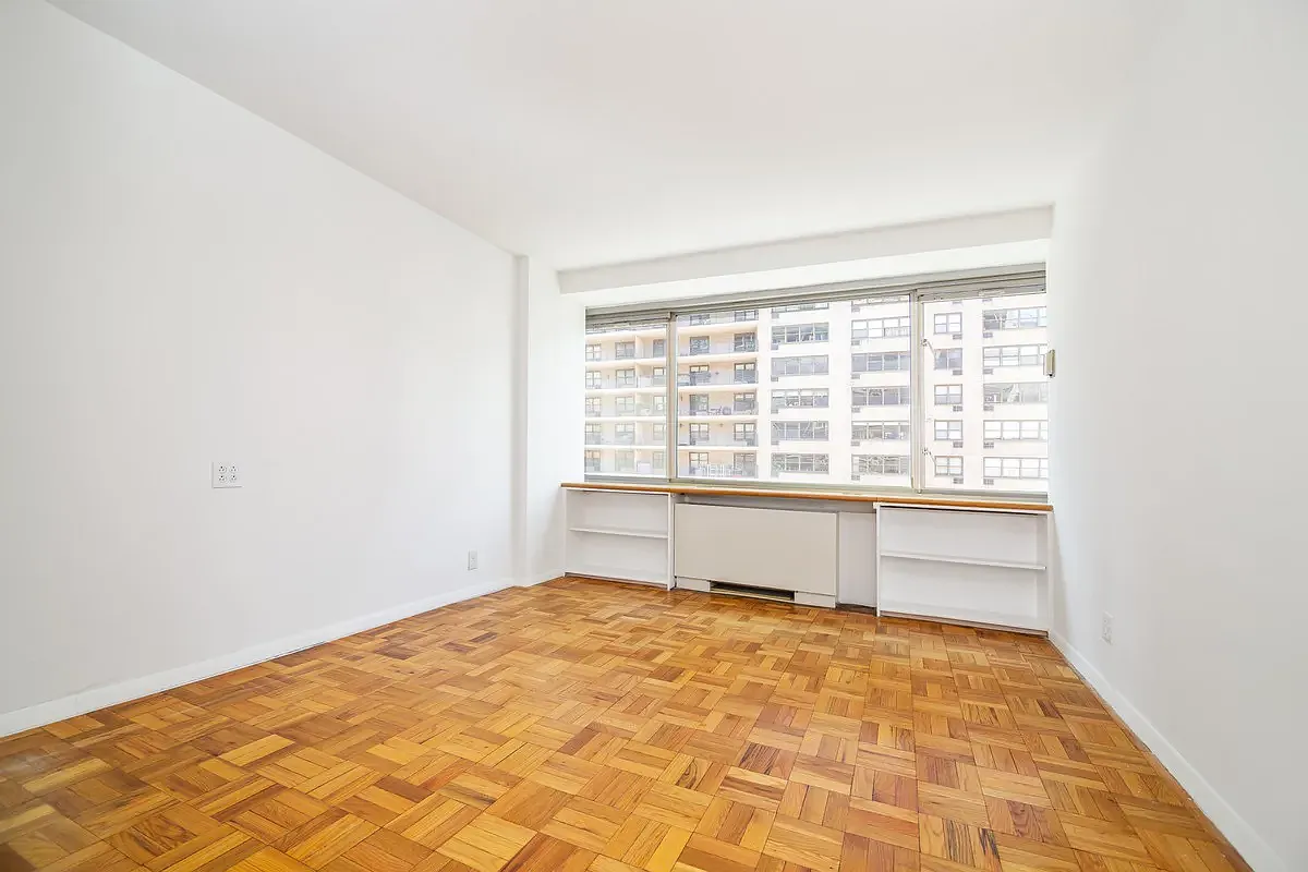 Before: Empty room photo for realtor virtual staging